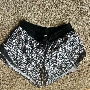 Lululemon 2.5 Black and White Women's Hotty Hot Shorts